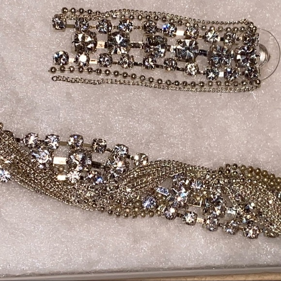 Beautiful necklace and earring set - Picture 3 of 4